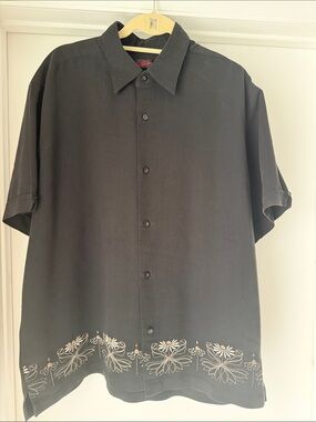 Contigo Black Short-Sleeve Button-Down Shirt with Embroidered Hem